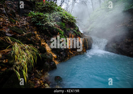 Ein Muss - natürliche Fußbad am Fluss Oyunuma, einem hot spring River fließt vom See Oyunuma, in der Nähe der Jigokudani Hölle Valley, Japan besuchen. Stockfoto