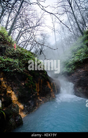 Ein Muss - natürliche Fußbad am Fluss Oyunuma, einem hot spring River fließt vom See oyunuma, in der Nähe der jigokudani Hölle Valley zu besuchen, Japan. Stockfoto