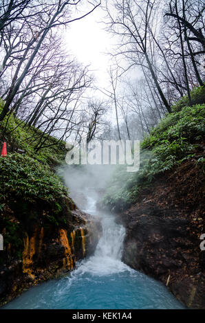 Ein Muss - natürliche Fußbad am Fluss Oyunuma, einem hot spring River fließt vom See oyunuma, in der Nähe der jigokudani Hölle Valley zu besuchen, Japan. Stockfoto