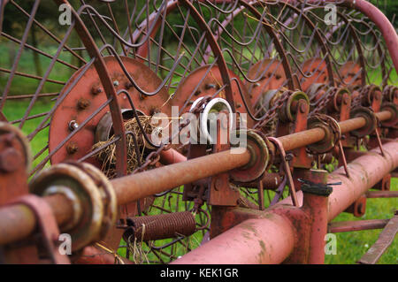 Alte landwirtschaftliche Maschinen-Rechen für Heu Stockfoto