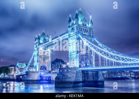 London, Vereinigtes Königreich: die Tower Bridge über die Themse. Stockfoto