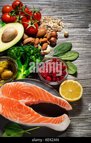 Gemischte frische, gesunde Lebensmittel mit Lachs Fisch - Herz-Konzept Stockfoto