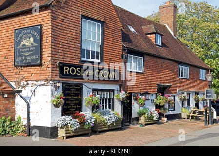 Die Rose und Crown Pub im Dorf von Burwash, Sussex, England, Großbritannien Stockfoto