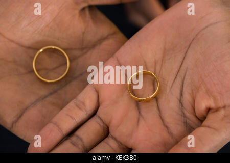 Nahaufnahme der afrikanischen Hände mit goldenen Ringe Stockfoto