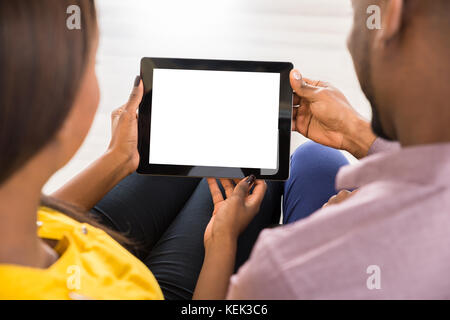 Nahaufnahme der jungen afrikanischen Paar mit digitalen Tablet Stockfoto