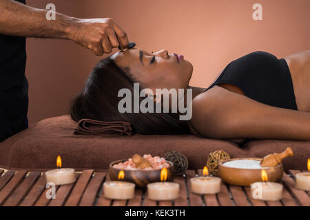 Afrikanische Frauen, die Hot Stone Massage im Spa Stockfoto