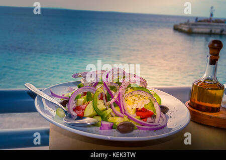 Platte von griechischer Salat mit Tomaten, Zwiebeln, Paprika, Feta, Brot. Stockfoto