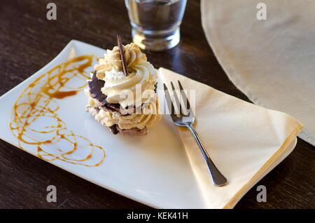 Nahaufnahme eines Dessertes mit einer Gabel auf einem Platte liegt auf einem Holztisch Stockfoto