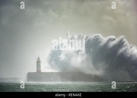 Newhaven, Sussex. 21 Okt, 2017. de Wetter. Riesige Wellen über Newhaven Leuchtturm an der Südküste heute als Sturm brian Hits das Vereinigte Königreich heute. Credit: Kelvin Atkins uk/alamy leben Nachrichten Stockfoto