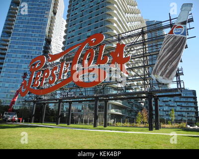 New York, USA. Oktober 2017. Ein riesiger Werbespot für Pepsi Cola, der sich im Bau befindet, ist am 20. Oktober 2017 in New York zu sehen. Quelle: Johannes Schmitt-Tegge/dpa/Alamy Live News Stockfoto