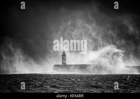 Newhaven, Sussex. 21 Okt, 2017. de Wetter. Riesige Wellen über Newhaven Leuchtturm an der Südküste heute als Sturm brian Hits das Vereinigte Königreich heute. Credit: Kelvin Atkins uk/alamy leben Nachrichten Stockfoto