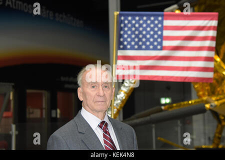 Speyer, Deutschland. 21 Okt, 2017. Apollo 7 Astronaut Ronnie Walter "Walt" Cunningham (* 16. März 1932 in Creston, Iowa, USA) Besuche im Technik Museum Speyer. Nach einer Tour durch Europas größte Raum Ausstellung zusammen mit seiner Frau Dot und Direktor Gerhard Daum, Cunningham spricht über die Art und Weise bis zu Apollo 7 und die nachfolgenden Missionen und beantwortet Fragen aus dem Publikum in einer 90-minütigen Rede und Q&A Credit: Markus Wissmann/Alamy leben Nachrichten Stockfoto