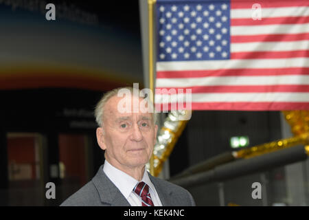 Speyer, Deutschland. 21 Okt, 2017. Apollo 7 Astronaut Ronnie Walter "Walt" Cunningham (* 16. März 1932 in Creston, Iowa, USA) Besuche im Technik Museum Speyer. Nach einer Tour durch Europas größte Raum Ausstellung zusammen mit seiner Frau Dot und Direktor Gerhard Daum, Cunningham spricht über die Art und Weise bis zu Apollo 7 und die nachfolgenden Missionen und beantwortet Fragen aus dem Publikum in einer 90-minütigen Rede und Q&A Credit: Markus Wissmann/Alamy leben Nachrichten Stockfoto