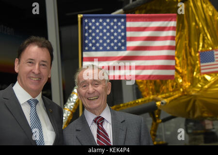 Speyer, Deutschland. 21 Okt, 2017. Apollo 7 Astronaut Ronnie Walter "Walt" Cunningham (* 16. März 1932 in Creston, Iowa, USA) Besuche im Technik Museum Speyer. Nach einer Tour durch Europas größte Raum Ausstellung zusammen mit seiner Frau Dot und Direktor Gerhard Daum, Cunningham spricht über die Art und Weise bis zu Apollo 7 und die nachfolgenden Missionen und beantwortet Fragen aus dem Publikum in einer 90-minütigen Rede und Q&A Credit: Markus Wissmann/Alamy leben Nachrichten Stockfoto