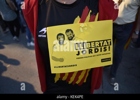 Barcelona, Spanien. Oktober 2017. Demonstration gegen die Inhaftierung der katalanischen Führer Jordi Sánchez und Jordi Cuixart in Barcelona. Tausende von Menschen fordern ihre Freilassung und die Ausrufung der Republik Katalonien. Quelle: Carles Desfilis / Alamy Live News Stockfoto