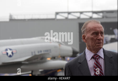 Speyer, Deutschland. 21 Okt, 2017. Apollo 7 Astronaut Ronnie Walter "Walt" Cunningham (* 16. März 1932 in Creston, Iowa, USA) Besuche im Technik Museum Speyer. Nach einer Tour durch Europas größte Raum Ausstellung zusammen mit seiner Frau Dot und Direktor Gerhard Daum, Cunningham spricht über die Art und Weise bis zu Apollo 7 und die nachfolgenden Missionen und beantwortet Fragen aus dem Publikum in einer 90-minütigen Rede und Q&A Credit: Markus Wissmann/Alamy leben Nachrichten Stockfoto