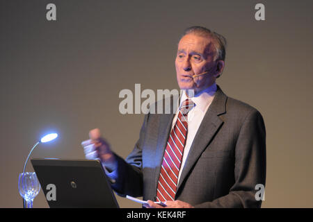 Speyer, Deutschland. 21 Okt, 2017. Apollo 7 Astronaut Ronnie Walter "Walt" Cunningham (* 16. März 1932 in Creston, Iowa, USA) Besuche im Technik Museum Speyer. Nach einer Tour durch Europas größte Raum Ausstellung zusammen mit seiner Frau Dot und Direktor Gerhard Daum, Cunningham spricht über die Art und Weise bis zu Apollo 7 und die nachfolgenden Missionen und beantwortet Fragen aus dem Publikum in einer 90-minütigen Rede und Q&A Credit: Markus Wissmann/Alamy leben Nachrichten Stockfoto