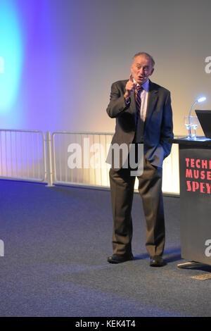 Speyer, Deutschland. 21 Okt, 2017. Apollo 7 Astronaut Ronnie Walter "Walt" Cunningham (* 16. März 1932 in Creston, Iowa, USA) Besuche im Technik Museum Speyer. Nach einer Tour durch Europas größte Raum Ausstellung zusammen mit seiner Frau Dot und Direktor Gerhard Daum, Cunningham spricht über die Art und Weise bis zu Apollo 7 und die nachfolgenden Missionen und beantwortet Fragen aus dem Publikum in einer 90-minütigen Rede und Q&A Credit: Markus Wissmann/Alamy leben Nachrichten Stockfoto