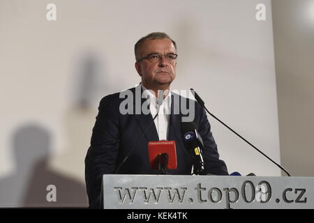 Prag, Tschechische Republik. Oktober 2017. Miroslav Kalousek, Vorsitzender der TOP09-Partei, spricht während der Pressekonferenz nach den vorläufigen Ergebnissen der Parlamentswahlen, bei denen 31 Parteien mit mehr als 7.500 Kandidaten für die Abgeordnetenkammer kandidierten, am 21. Oktober 2017 in Prag (Tschechische Republik). Quelle: CTK/Alamy Live News Stockfoto