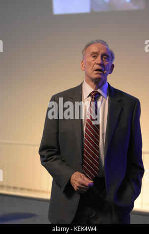 Speyer, Deutschland. 21 Okt, 2017. Apollo 7 Astronaut Ronnie Walter "Walt" Cunningham (* 16. März 1932 in Creston, Iowa, USA) Besuche im Technik Museum Speyer. Nach einer Tour durch Europas größte Raum Ausstellung zusammen mit seiner Frau Dot und Direktor Gerhard Daum, Cunningham spricht über die Art und Weise bis zu Apollo 7 und die nachfolgenden Missionen und beantwortet Fragen aus dem Publikum in einer 90-minütigen Rede und Q&A Credit: Markus Wissmann/Alamy leben Nachrichten Stockfoto