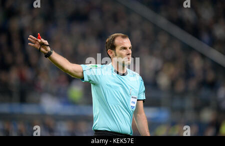 Schiedsrichter Marco Fritz gibt beim Fußball-Bundesliga-Spiel zwischen dem Hamburger SV und dem Bayern München im Volksparkstadion in Hamburg am 21. Oktober 2017 Gesten aus. (EMBARGO-BEDINGUNGEN - ACHTUNG: Aufgrund der Akkreditierungsrichtlinien erlaubt die DFL nur die Veröffentlichung und Nutzung von bis zu 15 Bildern pro Spiel im Internet und in Online-Medien während des Spiels.) Foto: Daniel Reinhardt/dpa Stockfoto