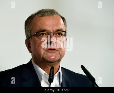 Prag, Tschechische Republik. Oktober 2017. Miroslav Kalousek, Vorsitzender der TOP09-Partei, spricht während der Pressekonferenz nach den vorläufigen Ergebnissen der Parlamentswahlen, bei denen 31 Parteien mit mehr als 7.500 Kandidaten für die Abgeordnetenkammer kandidierten, am 21. Oktober 2017 in Prag (Tschechische Republik). Quelle: CTK/Alamy Live News Stockfoto