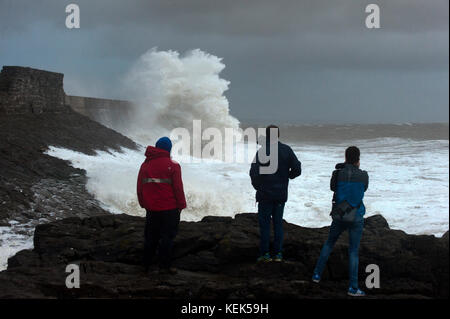 Porthcawl, Bridgend, Wales, UK. 21 Okt, 2017. UK Wetter. Gale force Winde und massive Wellen trom Sturm Brian Teig der South Wales Küste. Credit: Graham M. Lawrence/Alamy leben Nachrichten Stockfoto