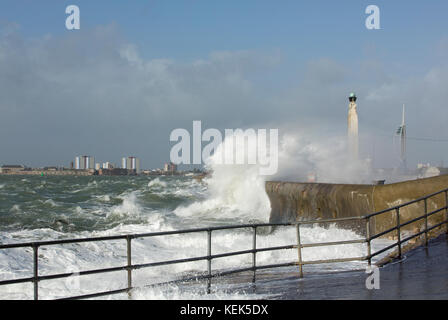 Southsea. 21 Okt, 2017. de Wetter. Sturm Brian kommt zu southsea. ansehen Suche entlang der southsea Strände in Richtung alte Portsmouth Naval War Memorial und Emirates Tower im Hintergrund Credit: David Robinson/alamy leben Nachrichten Stockfoto