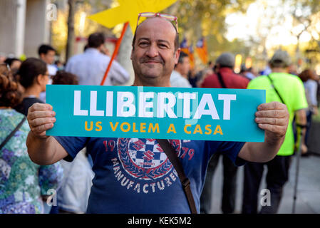 Barcelona, Spanien. Oktober 2017. Zehntausende von Menschen nahmen das Stadtzentrum von Barcelona ein, "um die Rechte und Freiheiten zu verteidigen", und forderten die Freilassung der Separatistenführer Jordi Sànchez y Jordi Cuixart, die bis zu Ermittlungen wegen Aufwiegelung festgehalten werden. Quelle: dpa Picture Alliance/Alamy Live News Stockfoto