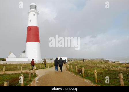 Portland, Dorset, Großbritannien. 21 Okt, 2017. de Wetter. Menschen kämpfen gegen die starken Winde als Sturm 'Brian' in Portland Bill auf der Isle of Portland credit eintrifft: stuart Hartmut Ost/alamy leben Nachrichten Stockfoto