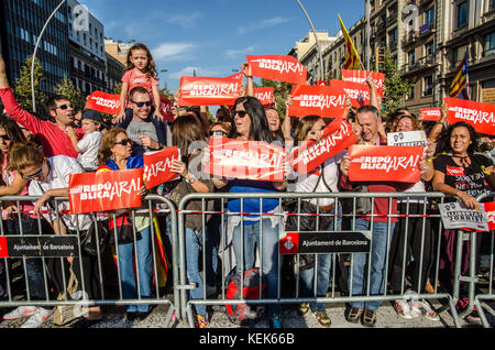 Barcelona, Spanien. Oktober 2017. Eine Gruppe von Demonstranten, die Poster von Souveränisten zeigen. Rund 450.000 Menschen haben sich darauf konzentriert, die Regierung und die katalanischen Institutionen im Paseo de Gracia in Barcelona in einem Solidaritätsakt von Jordi Cuixart und Jordi Sanchez zu unterstützen, der wegen Aufruhr verhaftet wurde. Quelle: ZUMA Press, Inc./Alamy Live News Stockfoto