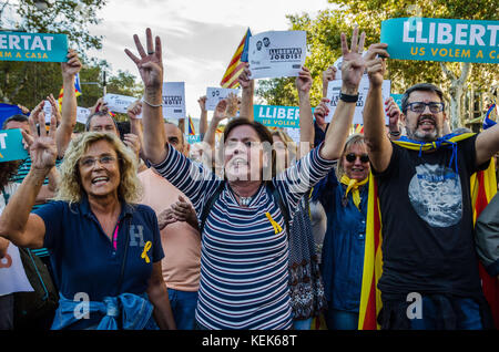 Barcelona, Spanien. Oktober 2017. Einige Leute schreien zu Beginn der Demonstration Slogans. Rund 450.000 Menschen haben sich darauf konzentriert, die Regierung und die katalanischen Institutionen im Paseo de Gracia in Barcelona in einem Solidaritätsakt von Jordi Cuixart und Jordi Sanchez zu unterstützen, der wegen Aufruhr verhaftet wurde. Quelle: ZUMA Press, Inc./Alamy Live News Stockfoto