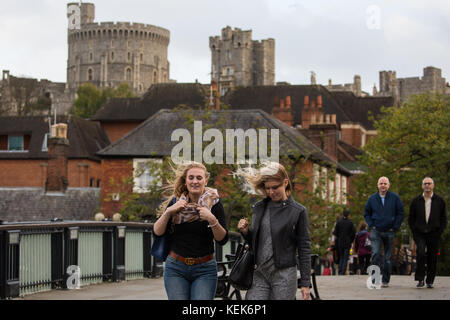 Windsor, Großbritannien. 21st. Oktober 2017. Besucher laufen in stürmischen Winden über die Windsor Bridge, während der Sturm Brian durch Großbritannien zieht. Kredit: Mark Kerrison/Alamy Live Nachrichten Stockfoto