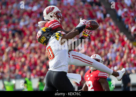 Madison, WI, USA. 21 Okt, 2017. Wisconsin Dachse cornerback Derrick Tindal #25 bricht ein Pass für Maryland Dosenschildkröten wide receiver DJ Turner #10 während der NCAA Football Spiel zwischen dem Maryland Dosenschildkröten und die Wisconsin Badgers in Camp Randall Stadium in Madison, WI bestimmt. Wisconsin besiegte Maryland 38-18. John Fisher/CSM/Alamy leben Nachrichten Stockfoto