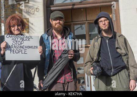 London, Großbritannien. Am 21. Oktober 2017. Die demonstranten Zelte Durchführung ging in Kentish Town Polizeistation und bat für das Delikt der illegalen Produkte verhaftet zu werden. Die Aktion war ein Protest gegen die Kampagne von Camden Rat und der Metropolitan Police, die entfernt wurden und stehlen Zelten von Obdachlosen' im Interesse der öffentlichen Sicherheit". Sie sagen, dass diese Kampagne ist unmenschlich und eindeutig bedroht das Leben von obdachlosen Menschen in der Gemeinde, dass das Vorgehen der Polizei ist Diebstahl, und der Rat sollte helfen, den Obdachlosen und versucht nicht, sie zu töten, Credit: Peter Marschall/Al Stockfoto