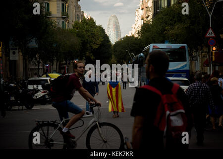 Barcelona, Spanien. 21 Okt, 2017 21 Oktober, 2017 - Barcelona, Katalonien, Spanien - eine Frau mit estelada oder pro verpackt - Unabhängigkeit Flagge Spaziergänge durch Barcelona am selben Tag, dass die spanische Regierung die Aussetzung der katalanischen Region Autonomie. spanischen Ratspräsidenten Mariano Rajoy verkündete heute die Anwendung der Verfassung Artikel 155 beispielsweise setzt die katalanischen Autonomie und, dass die zentrale Regierung die Kompetenz der katalanischen regionalen Parlament Funktionen Rotation aufloesen wird gestützt. Credit: Jordi boixareu/alamy leben Nachrichten Stockfoto