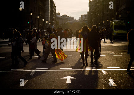 Barcelona, Spanien. 21 Okt, 2017 21 Oktober, 2017 - Barcelona, Katalonien, Spanien - Menschen mit estelada oder pro-unabhängigkeitsfahnen Spaziergang durch Barcelona am selben Tag, dass die spanische Regierung die Aussetzung der katalanischen Region Autonomie. spanischen Ratspräsidenten Mariano Rajoy hat heute die Anwendung der Verfassung Artikel 155 beispielsweise setzt die katalanischen Autonomie und, dass die zentrale Regierung die Kompetenz der katalanischen regionalen Parlament Funktionen Rotation aufloesen wird gestützt. Credit: Jordi boixareu/alamy leben Nachrichten Stockfoto