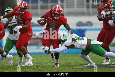 Boca Raton, FL, USA. Oktober 2017. Die Florida Atlantic Owls, die den Rücken von Gregory Howell Jr. (9) zurücklegen, brechen frei und sichern sich einen großen Gewinn gegen North Texas. Florida Atlantic University gegen University of North Texas. FAU-Stadion. Boca Raton, FL. 21.10. Fotograf Jim Rassol Credit: Sun-Sentinel/ZUMA Wire/Alamy Live News Stockfoto