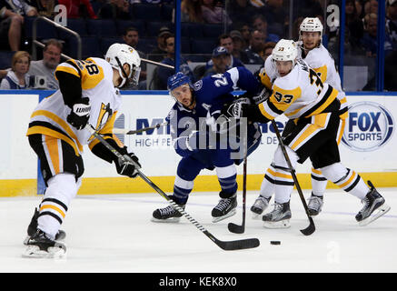 Tampa, Florida, USA. 21 Okt, 2017. DOUGLAS R. CLIFFORD | Zeiten. Tampa Bay Lightning rechten Flügel Ryan Callahan (24) arbeitet der Puck mit der Pittsburgh Penguins defenseman Ian Cole (28), Links, Pittsburgh Penguins center Greg McKegg (33) und die Pittsburgh Penguins rechten Flügel Tom Kuhnhackl (34) in der Verfolgung während der dritten Periode SaturdayÃ¢â'¬â"¢s (10/21/17) Spiel zwischen der Tampa Bay Lightning und den Pittsburgh Penguins an Amalie Arena in Tampa zu verwalten. Quelle: Douglas R. Clifford/Tampa Bay Zeiten/ZUMA Draht/Alamy leben Nachrichten Stockfoto