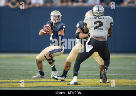 Annapolis, Maryland, USA. 21 Okt, 2017. Marine quarterback GARRET LEWIS (7) Tropfen zurück für einen Pass während des Spiels an Navy-Marine Corps Memorial Stadium, Annapolis, Maryland, statt. Credit: Amy Sanderson/ZUMA Draht/Alamy leben Nachrichten Stockfoto