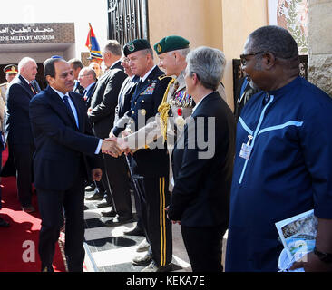 Alamein, Alexandria, Ägypten. Oktober 2017. Der ägyptische Präsident Abdel Fattah al-Sisi schüttelt in Begleitung des australischen Gouverneurs Sir Peter Cosgrove in El Alamein die Hände mit dekorierten Stabsoffizieren während einer Zeremonie, die 75 Jahre seit der entscheidenden Schlacht des Zweiten Weltkriegs in der gleichnamigen ägyptischen Mittelmeerstadt, etwa 100 Kilometer (62 Meilen), markiert. westlich von Alexandria am 21. Oktober 2017. Die Schlacht von El Alamein - die am 23. Oktober 1942 begann - schlug die alliierten Truppen des britischen Feldmarschalls Bernard Montgomery gegen seinen deutschen Amtskollegen Erwin R Stockfoto