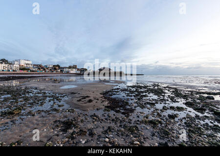 England, Broadstairs. Breaking Dawn über Viking Bay Beach und Broadstairs Hafen. Tide ist out, Himmel bewölkt und Blau. Stockfoto