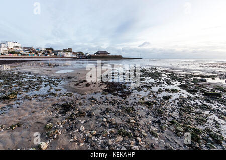 England, Broadstairs. Breaking Dawn über Viking Bay Beach und Broadstairs Hafen. Tide ist out, Himmel bewölkt und Blau. Stockfoto