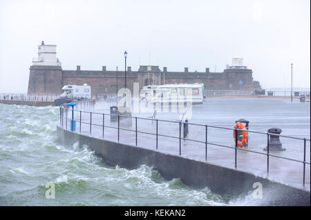 New Brighton, Wirral, Großbritannien. 22 Okt, 2017. Urlauber in Reisemobile sind unbeirrt, wie starker Wind und Regen eine einsame New Brighton, auf dem Wirral Peninsula, folgenden Sturm Brian getroffen. Credit: Paul Warburton/Alamy leben Nachrichten Stockfoto