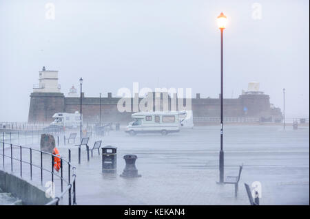 New Brighton, Wirral, Großbritannien. 22 Okt, 2017. Urlauber in Reisemobile sind unbeirrt, wie starker Wind und Regen eine einsame New Brighton, auf dem Wirral Peninsula, folgenden Sturm Brian getroffen. Credit: Paul Warburton/Alamy leben Nachrichten Stockfoto