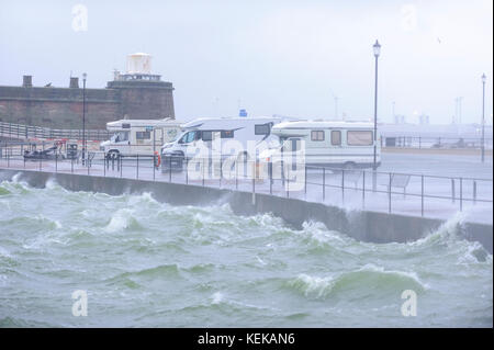 New Brighton, Wirral, Großbritannien. 22 Okt, 2017. Urlauber in Reisemobile sind unbeirrt, wie starker Wind und Regen eine einsame New Brighton, auf dem Wirral Peninsula, folgenden Sturm Brian getroffen. Credit: Paul Warburton/Alamy leben Nachrichten Stockfoto