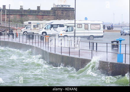 New Brighton, Wirral, Großbritannien. 22 Okt, 2017. Urlauber in Reisemobile sind unbeirrt, wie starker Wind und Regen eine einsame New Brighton, auf dem Wirral Peninsula, folgenden Sturm Brian getroffen. Credit: Paul Warburton/Alamy leben Nachrichten Stockfoto