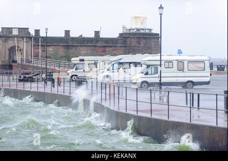 New Brighton, Wirral, Großbritannien. 22 Okt, 2017. Urlauber in Reisemobile sind unbeirrt, wie starker Wind und Regen eine einsame New Brighton, auf dem Wirral Peninsula, folgenden Sturm Brian getroffen. Credit: Paul Warburton/Alamy leben Nachrichten Stockfoto