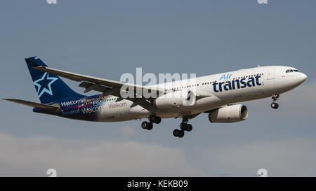 Calgary, Alberta, Kanada. Oktober 2017. Ein Air Transat Airbus A330-200 (C-GUBD) Großraumflugzeug im Endanflug zur Landung. Quelle: Bayne Stanley/ZUMA Wire/Alamy Live News Stockfoto