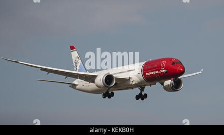 Calgary, Alberta, Kanada. Oktober 2017. Ein norwegischer Langstreckenflugzeug Boeing 787-9 Dreamliner (LN-LNL) auf der Luftlandestrecke. Das Großraumflugzeug ist in auffälliger Rot-weiß-Lackierung mit einem Porträt der norwegischen Opernlegende Kirsten Flagstad am Schwanz gemalt. Norwegian Long Hol ist eine Division der Norwegian Air Shuttle. Quelle: Bayne Stanley/ZUMA Wire/Alamy Live News Stockfoto